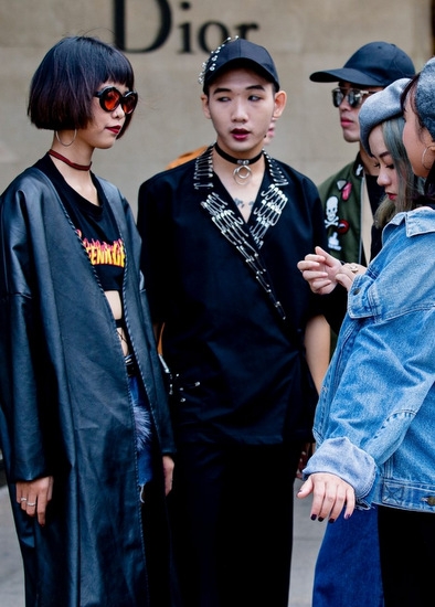 Một bạn nam trang trí cho chiếc áo vest bằng