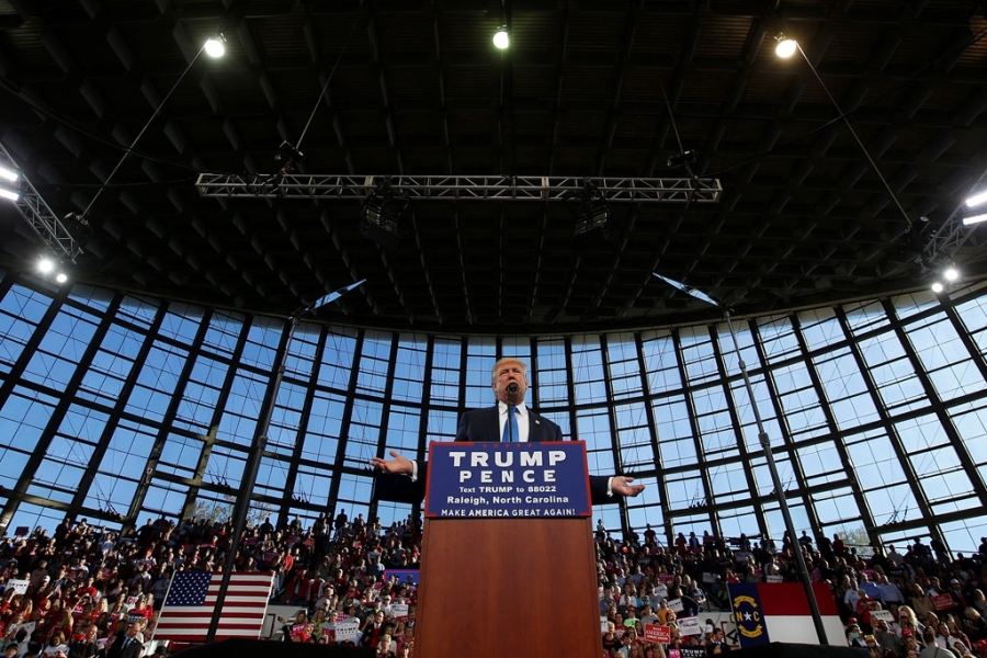 Trump thuc trang dem, Clinton mang 'sao' tranh cu phut cuoi hinh anh 1