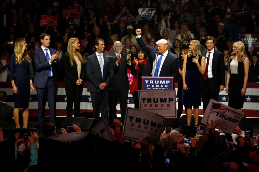Trump thuc trang dem, Clinton mang 'sao' tranh cu phut cuoi hinh anh 2