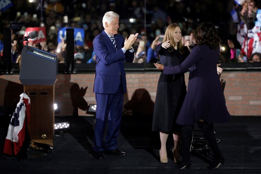 Trump thuc trang dem, Clinton mang 'sao' tranh cu phut cuoi hinh anh 6