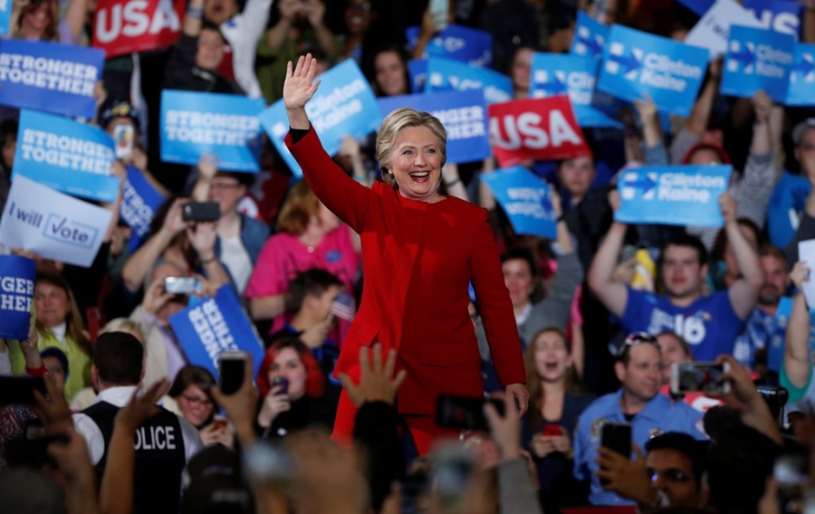 Trump thuc trang dem, Clinton mang 'sao' tranh cu phut cuoi hinh anh 10