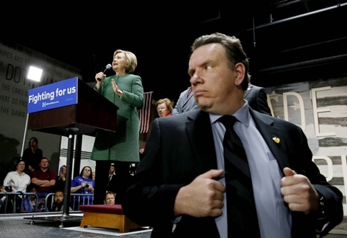 Đặc vụ đứng trong vùng đệm để bảo vệ Hillary Clinton, ứng viên đảng Dân chủ, trong sự kiện vận động ở bang Maryland ngày 10/4. Ảnh: Reuters.