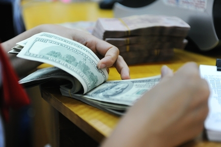  Sáng nay 8/11, tỷ giá trung tâm tăng tới 14 VND đã kéo tỷ giá USD/VND tại các ngân hàng thương mại tăng đáng kể. 