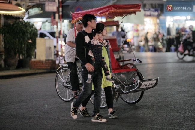 Chùm ảnh: Người Hà Nội khoác áo ấm, co ro trong gió lạnh đầu mùa - Ảnh 5.