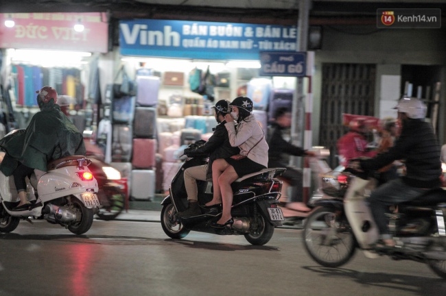 Chùm ảnh: Người Hà Nội khoác áo ấm, co ro trong gió lạnh đầu mùa - Ảnh 7.