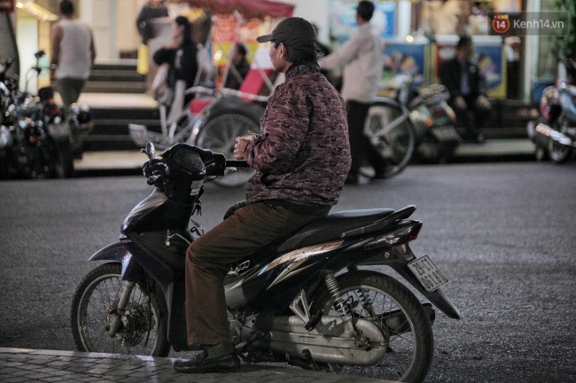 Chùm ảnh: Người Hà Nội khoác áo ấm, co ro trong gió lạnh đầu mùa - Ảnh 9.