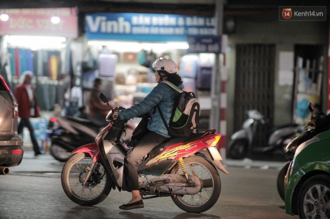 Chùm ảnh: Người Hà Nội khoác áo ấm, co ro trong gió lạnh đầu mùa - Ảnh 11.