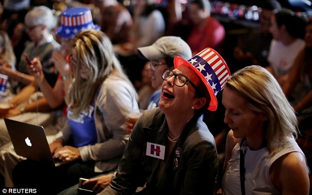 Dân Mỹ ôm mặt khóc khi bà Clinton thua thảm hại - 6