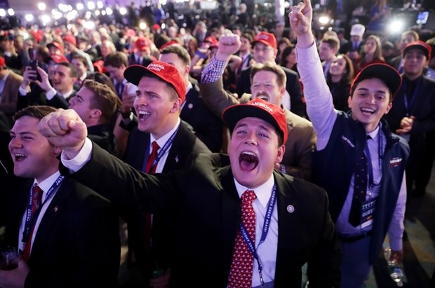 Dân Mỹ ôm mặt khóc khi bà Clinton thua thảm hại - 7