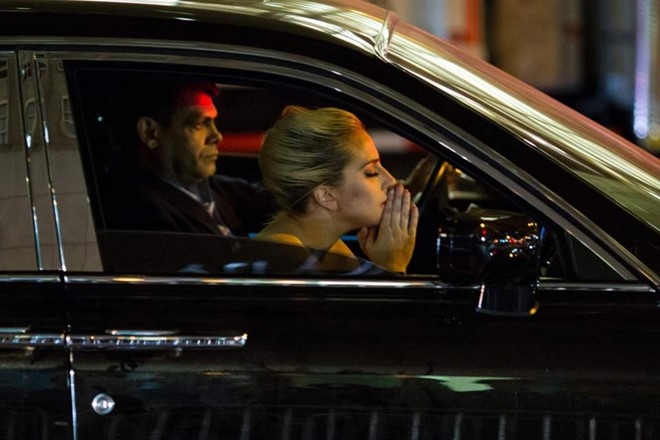 Lady Gaga om mat khoc, dung phan doi truoc toa thap Trump hinh anh 3