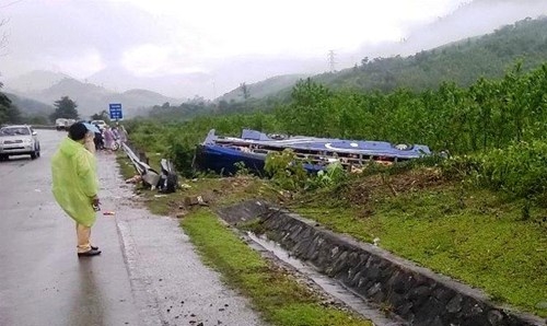 Lật xe khách ở Quảng Nam, gần 20 người thương vong ảnh 1