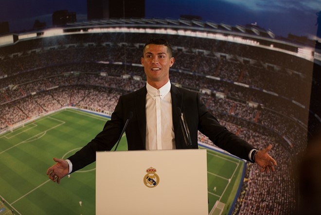 Ronaldo ky tiep hop dong ty USD hinh anh 1