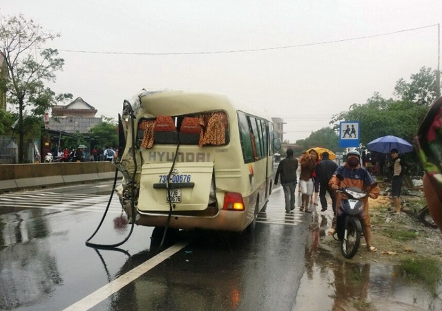 Chiếc xe khách bị tông từ phía sau (Ảnh: CTV)