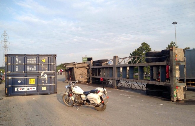 Xe dau keo lat nhao, xa lo Ha Noi ket cung hinh anh 1