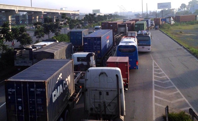 Xe dau keo lat nhao, xa lo Ha Noi ket cung hinh anh 2