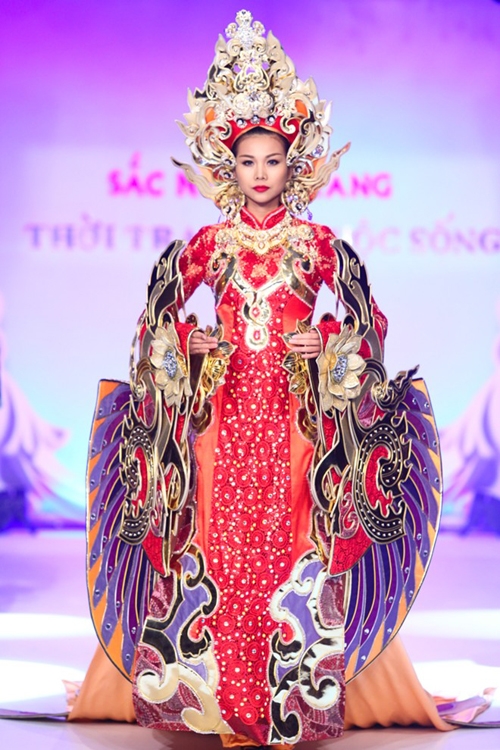 10-khoanh-khac-an-tuong-tren-san-catwalk-cua-thanh-hang-5