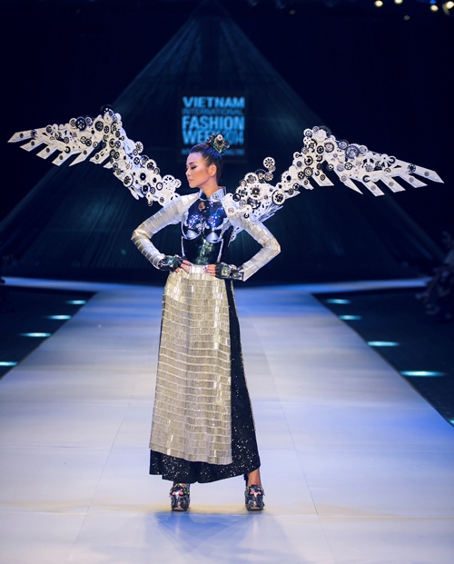 10-khoanh-khac-an-tuong-tren-san-catwalk-cua-thanh-hang-6