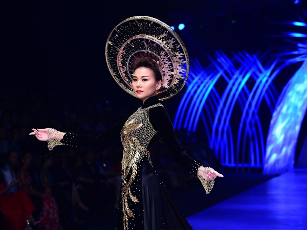 10-khoanh-khac-an-tuong-tren-san-catwalk-cua-thanh-hang-7