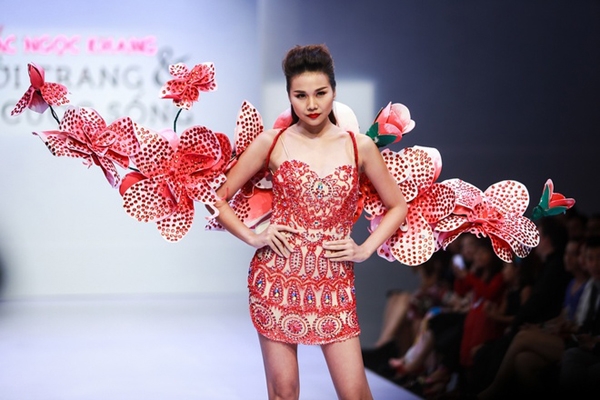 10-khoanh-khac-an-tuong-tren-san-catwalk-cua-thanh-hang-9