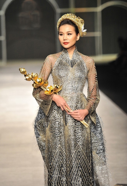 10-khoanh-khac-an-tuong-tren-san-catwalk-cua-thanh-hang-10