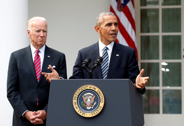  Vào sáng ngày 9/11 giờ Mỹ, Tổng thống Obama đã có bài phát biểu tại Vườn Hồng, Nhà Trắng sau khi bà Clinton, cùng là thành viên thuộc đảng Dân chủ và được ông ủng hộ mạnh mẽ, thua đậm trong bầu cử. Đứng cạnh ông là Phó tổng thống Joe Biden. (Ảnh: Reuters) 