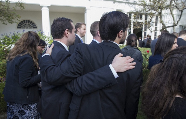  Các nhân viên khoác vai nhau chia sẻ, động viên. Nhiệm kỳ của ông Obama sẽ chính thức kết thúc vào trưa ngày 20/1/2017, thời điểm Tổng thống đắc cử Donald Trump nhậm chức. (Ảnh: EPA) 