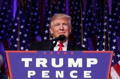 trump-dac-cu-luot-tim-ve-may-bay-mot-chieu-roi-my-tang-vot