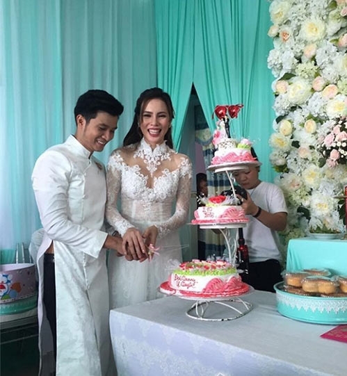 a khoi ao dai le quyen bat ngo lo anh an hoi cung chong sap cuoi dien trai - 1