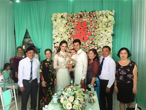 a khoi ao dai le quyen bat ngo lo anh an hoi cung chong sap cuoi dien trai - 3