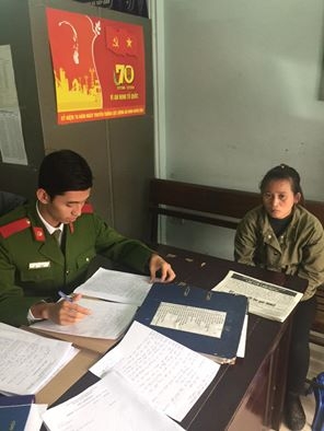 cong an phuc kich bat nguoi phu nu trom cap hinh anh 1