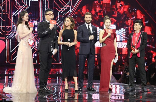 vo-chong-victoria-beckham-sanh-doi-tren-san-khau-trung-quoc-3