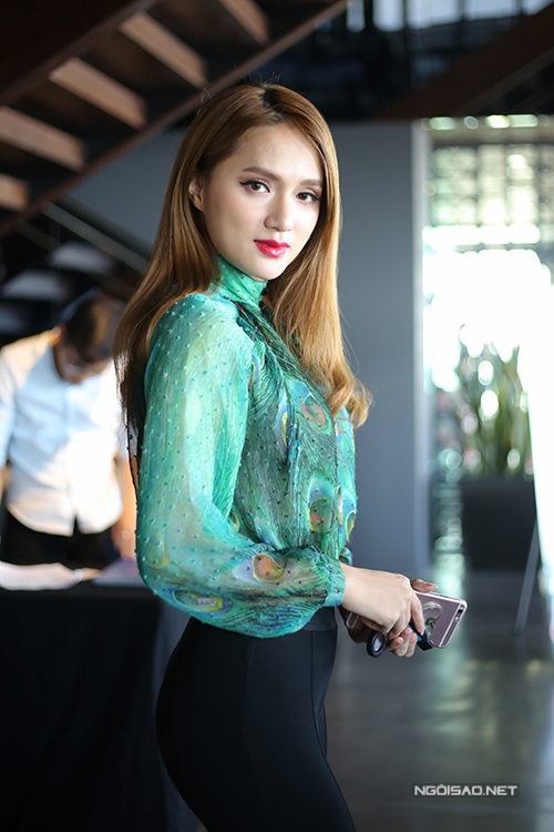 ban-gai-tien-dat-mac-sexy-den-chuc-mung-bang-kieu-8