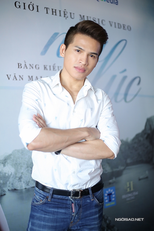 ban-gai-tien-dat-mac-sexy-den-chuc-mung-bang-kieu-9