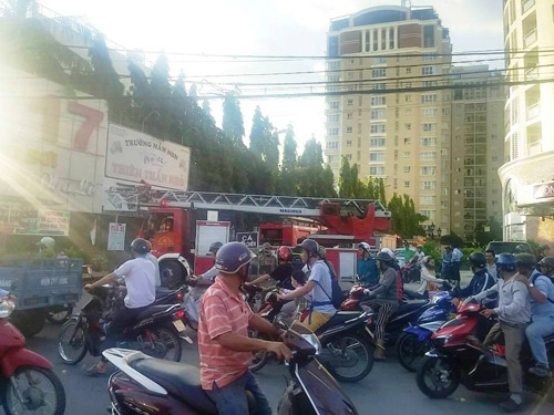 dan chung cu thao chay vi noi ca kho boc khoi hinh anh 3