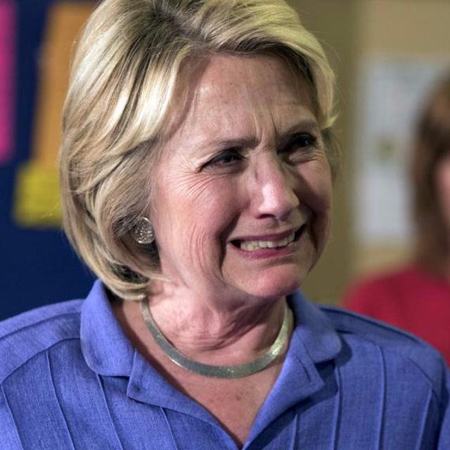 Khac voi be ngoai manh me, ba Clinton da goi dien cho ban than va 