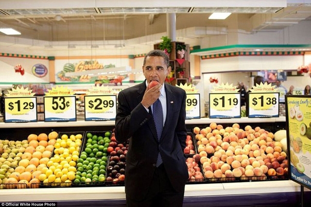 Ông Obama mua một trái đào trong siêu thị sau một cuộc gặp mặt ở tòa thị chính gần đó. Ảnh chụp vào năm 2009.
