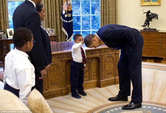 Tháng 5/2009, Tổng thống Obama cúi đầu để con trai một nhân viên làm việc tại Nhà Trắng có thể xoa đầu ông trong một chuyến thăm Phòng bầu dục.