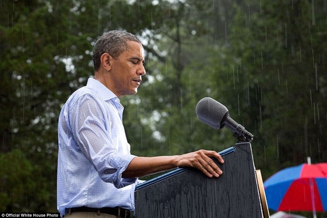 Tổng thống Obama phát biểu dưới mưa trong một lần vận động tranh cử cho nhiệm kỳ 2 của mình vào năm 2012. Tổng thống Obama đáng ra sẽ có buổi họp báo ở trong nhà trước khi có bài phát biểu ngoài trời, nhưng vì những người ủng hộ ông đang đứng đợi dưới trời mua, Tổng thống Obama đã quyết định thực hiện bài phát biểu dưới mưa để mọi người có thể sớm về nhà để lau khô người.