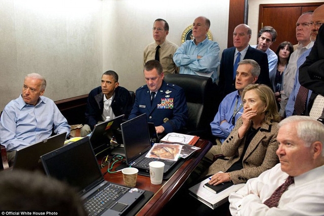 Tổng thống Obama, Phó Tổng thống Joe Biden cùng các thành viên trong đội ngũ an ninh quốc gia đang theo dõi trực tiếp hoạt động tiêu diệt trùm khủng bố Osama bin Laden trong Phòng tình huống của Nhà Trắng vào ngày 1/5/2011.
