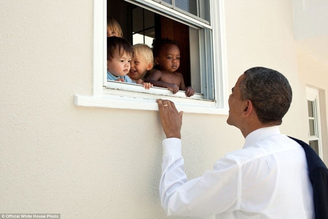 Tổng thống Obama gặp gỡ những đứa trẻ tại một trung tâm chăm sóc trẻ em gần trường học của con gái Sasha trong một lần ông đến tham dự buổi lẽ ở trường của con gái.