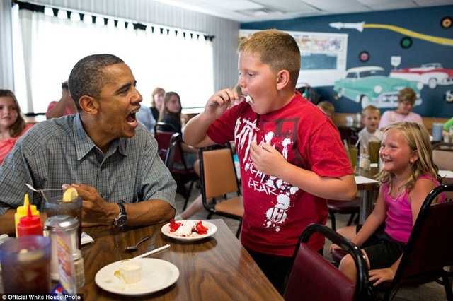 Tổng thống Obama chia sẻ chiếc bánh kem dâu với một cậu bé trong khi dừng ăn trưa tại một nhà hàng ở bang Ohio vào năm 2012.