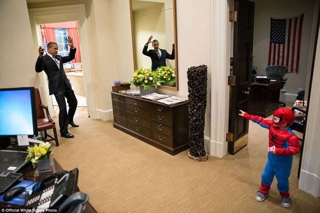 Tổng thống Obama làm hành động giả vờ bị vướng tơ nhện được bắn ra từ Nicholas Tamarin, 3 tuổi, cậu bé đang mặc đồ Người nhện. Nicholas Tamarin là con trai của Nate Tamarin, trợ lý Nhà Trắng, và đang mặc bộ đồ hóa trang cho ngày lễ Halloween của năm 2012.