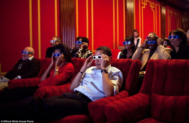 Tổng thống Obama mời các trợ lý Nhà Trắng và gia đình của họ cùng đến xem bộ phim “Men in Black 3” tại rạp chiếu phim trong Nhà Trắng.