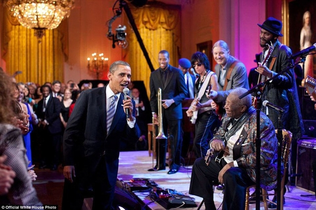 Tổng thống Mỹ Obama cùng tham gia biểu diễn cùng ca sĩ B.B. King trong một buổi diễn tại Nhà Trắng.