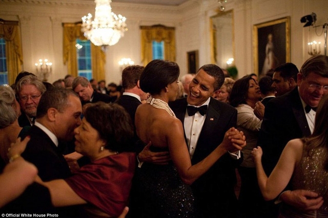 Khoảnh khắc Tổng thống Obama khiêu vũ cùng vợ.