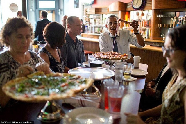 Tổng thống Obama ăn bữa tối với những cá nhân đã viết thư cho ông tại một cửa hàng ở bang Colorado và năm 2014.