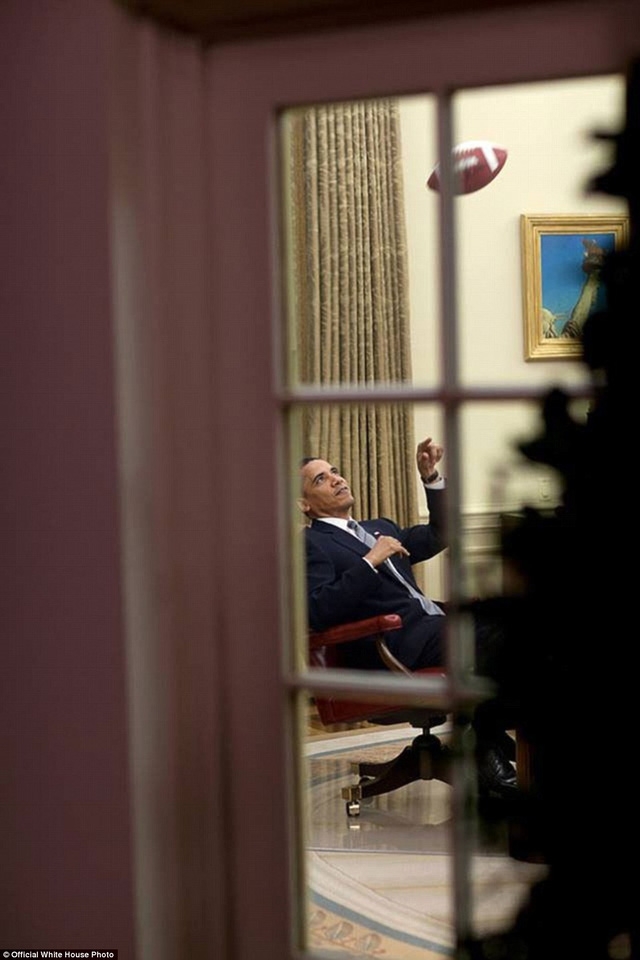 Tổng thống Obama chơi với trái bóng bầu dục trong Phòng bầu dục.