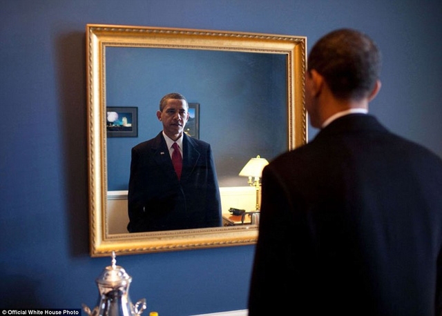 Tổng thống Obama soi gương để nhìn lại mình trước khi bước ra ngoài để tuyên thệ nhậm chức tổng thống vào năm 2009.