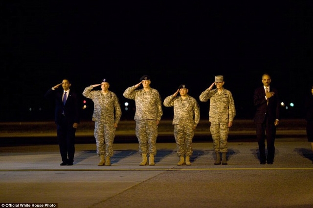 Tổng thống Obama tham dự một buổi lễ tại căn cứ không quân Dover ở bang Delaware để đón thi thể của 18 binh sĩ Mỹ bị thiệt mạng tại Afghanistan, năm 2009.