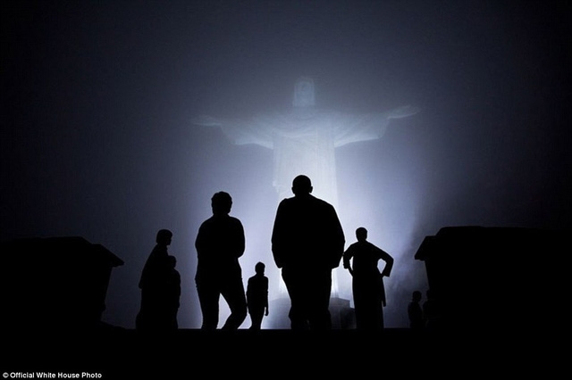 Tổng thống Obama trong lần ghé thăm tượng chúa Jesus nổi tiếng ở Rio de Janerio trong chuyến công du Brazil vào năm 2011.